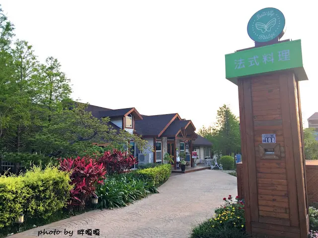 【台中 北屯】蝴蝶橋Cuisine法式餐廳💖💖💖哦~~~燈光美、氣氛佳，約會超合適，平價法式料理，平日最低只要$398，料理美味，吃完還會想再來一客啊！！！
