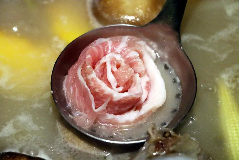 台北。大安～東區宵夜火鍋。香港道地鍋底。澳門豬骨煲。百萬夜景。雙人套餐。玫瑰花松阪豬～珍湯港式火鍋(捷運忠孝復興站)