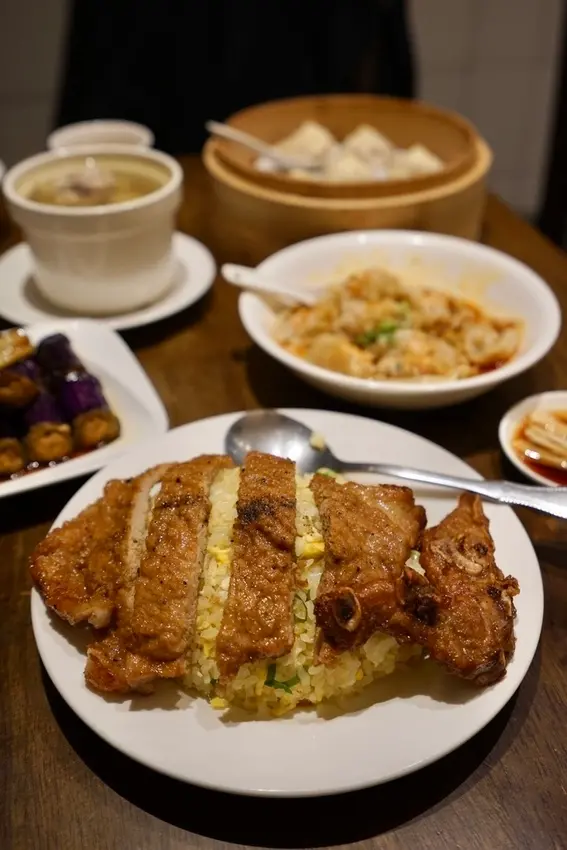 五草車中華麵食館 - 永和版鼎泰豐，超人小籠包、紅油抄手、炸排骨炒飯，新北平價美食推薦