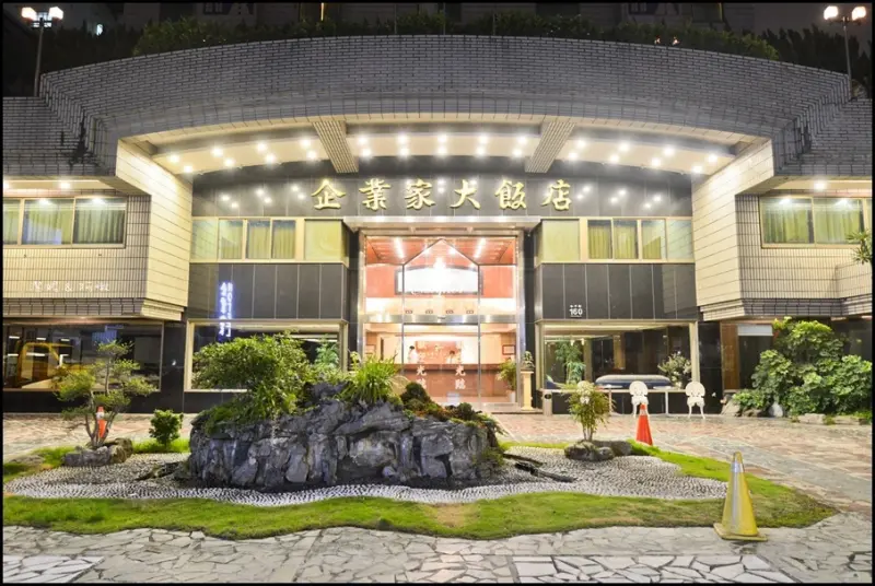 台中住宿【企業家大飯店】離火車站超近/早餐豐盛/附近還有大魯閣新時代可以逛/