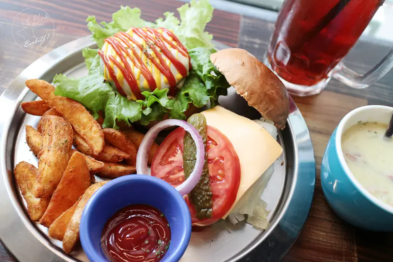 Pipe牛逼館子,工業風美式餐廳與平價好吃漢堡(台中西區美食,忠信市場)