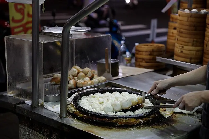 隱藏版超佛心5元無名煎包&小籠包！餡料塞好塞滿，香酥外皮大口咬下滿滿高麗菜甜味