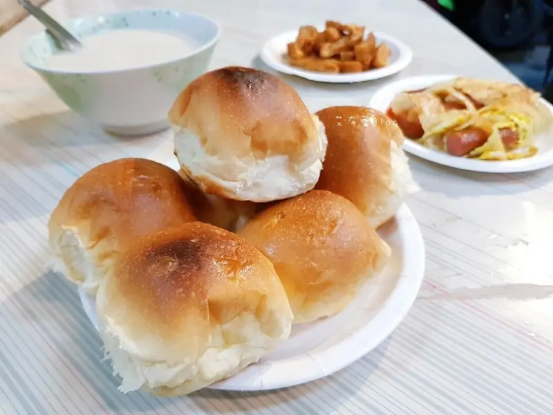 《高雄美食》五十年杏仁茶❤黃小琥姊姊的店~老鹽埕的人氣宵夜店｡