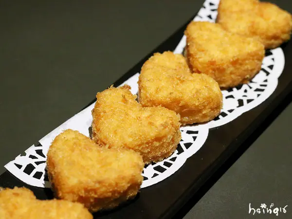 【食記】台北*東區。泰集Thai Bazaar*夜店風~時尚創意泰式料理餐廳 愛心蝦餅 南瓜咖哩雞 辣炒螃蟹 泰式酸辣湯 東區美食推薦 忠孝復興98大樓旁邊