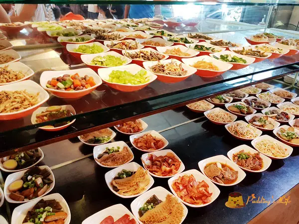 【新竹牛肉麵】人潮多到像辦流水席《老皮牛肉麵》壯觀小菜/免費豆漿豆花吃到飽