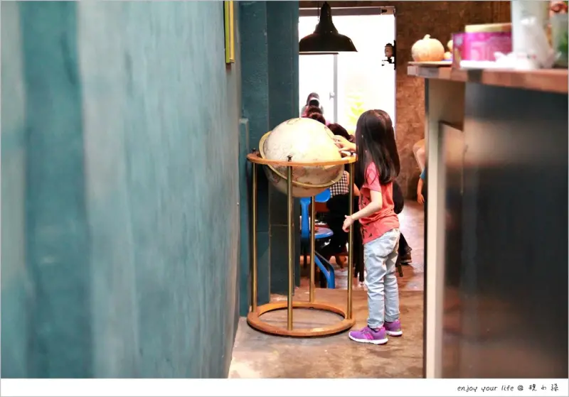 [台南] 信義街旁那隱藏著英倫工業風的『ici cafe』，坐下來就不想離開的緩慢角落！愛上那每一份早午餐的精緻與細膩。