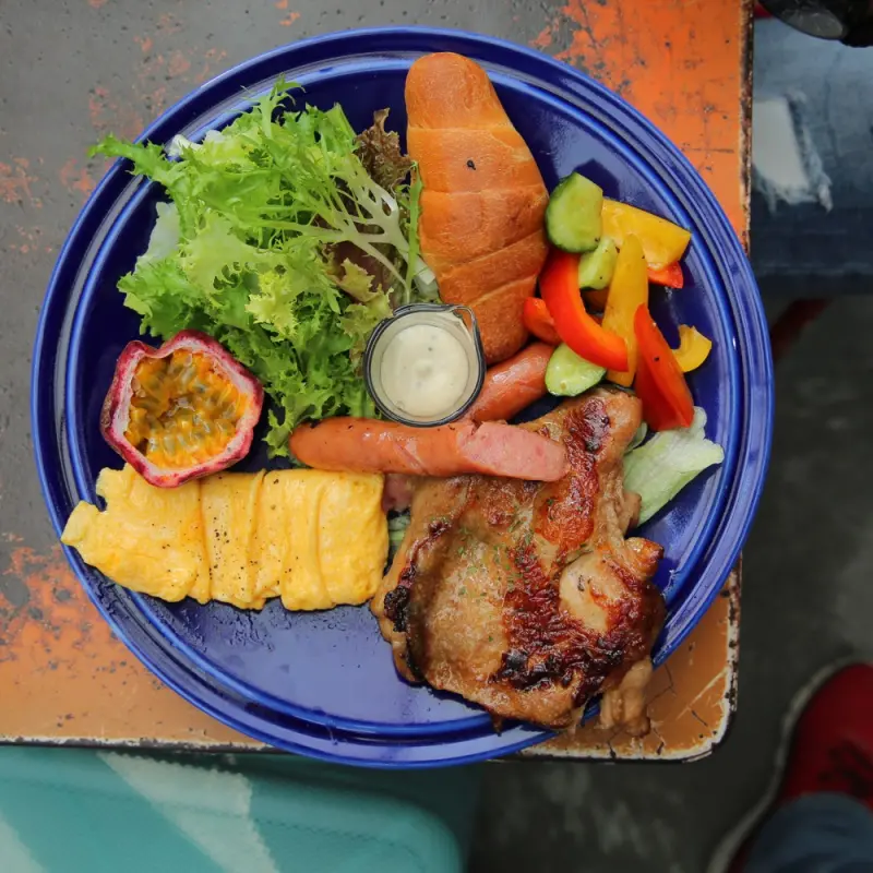 ICI cafe｜台南早午餐推薦，超推雞腿排，脆皮金黃發亮～軟嫩多汁～ · 算命的說我很愛吃