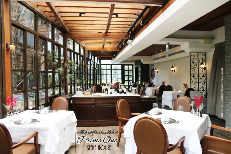 台北。萬華｜Prime One 牛排館-森林系玻璃花園造景.木製廊架-網美系牛排約會餐廳/米其林餐盤推薦/台北花園大酒店