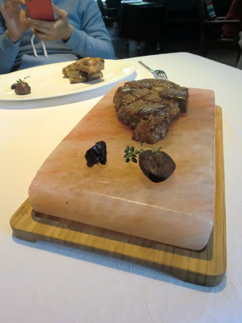 〈臺北‧捷運小南門站〉Prime One 牛排館　~~　光給鹽不夠力，給你大塊厚實的玫瑰鹽板，超酷！