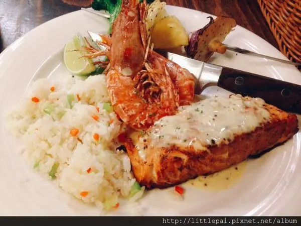 [新竹 x 美食] 史坦利四 五訪//鮭魚排餐/牛排就是要大口吃肉!/排餐美味不打折/巨城對面人氣美式餐廳!!