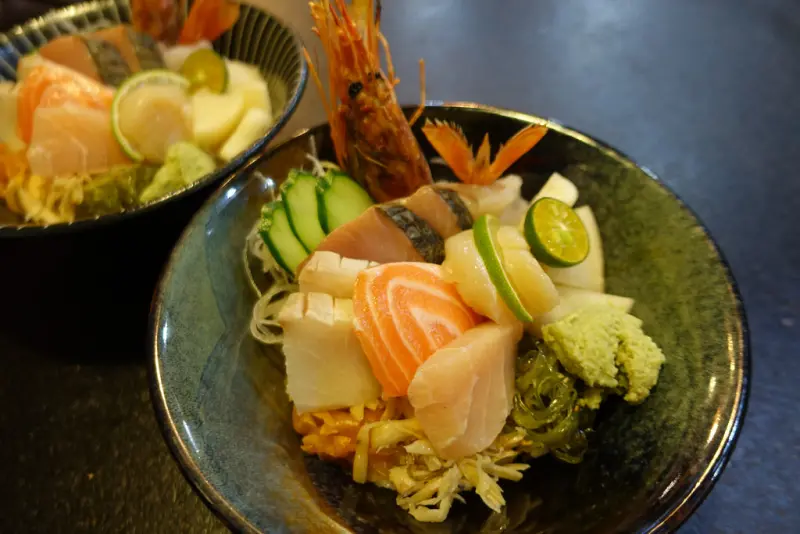 (胖樺食記)捷運中山站高CP值餐廳「礫川日本料理」/商業午餐/不收服務費/三百塊海鮮丼飯有生魚片天使紅蝦干貝/附味噌湯