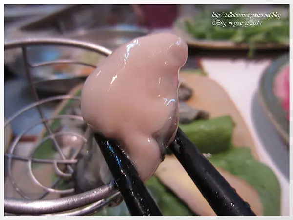 『呷』「南京東路五段」☆ 新雅涮涮鍋 ☆ OMG! 肥美的鮮蚵太搶鏡，太晚預訂就搶不到了