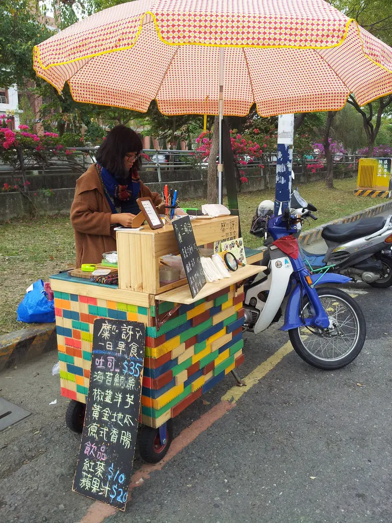 140318{美食}糜訝一日早食...吃早餐是很文青的事.....我家門前道將圳旁的小小餐車......