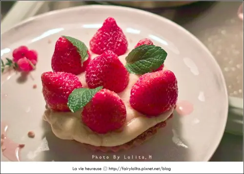 《北市大安區♥食記》敲敲咖啡 KNOCK KAFE。與夢幻甜點的美麗邂逅，一嚐就愛上