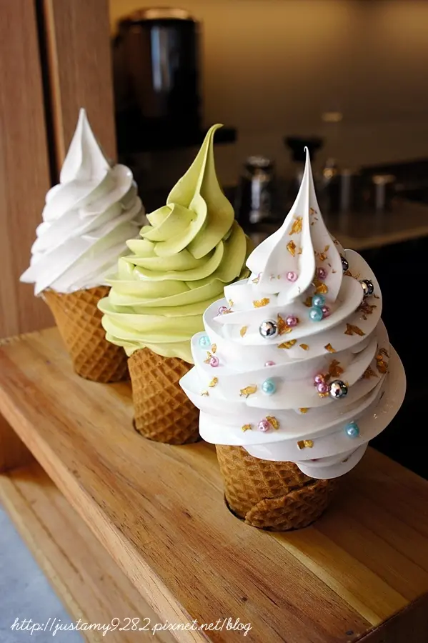 食記 ☞ 台中/西區 ▍路地手作り氷菓子 ▍冰淇淋正夯~ 『金箔』也加入戰局!!!