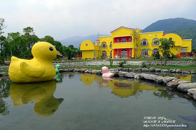 ◎【花蓮 依比鴨鴨水岸民宿 】誰說黃色小鴨走了?! 我在花蓮獨享它，超夢幻小鴨城堡~噢..捨不得離開！