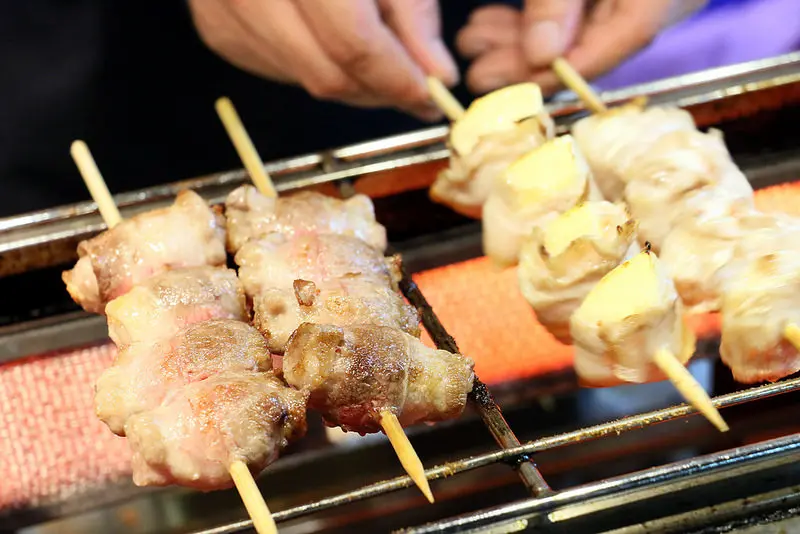 台北。士林～士林夜市美食。旅行應援團推薦！賈伯斯肉捲、黯然銷魂捲、爆漿撒尿牛丸～夯達人時尚創意串燒（捷運劍潭站）