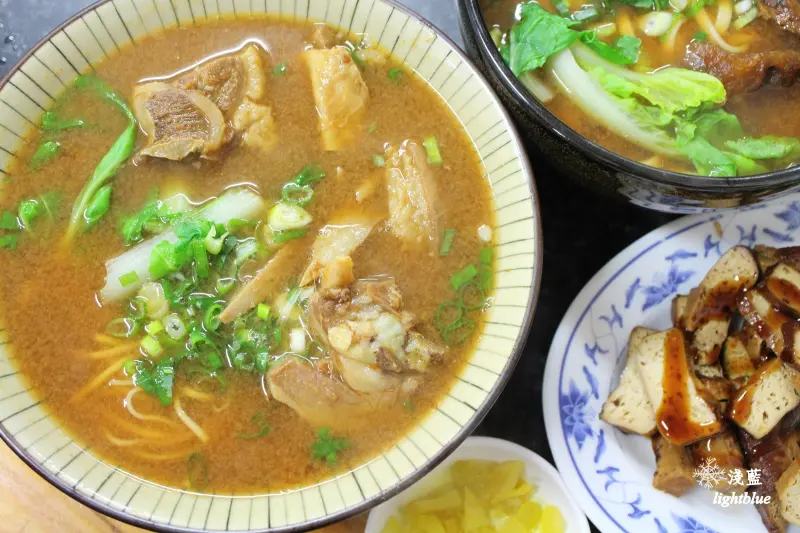 宜蘭美食：淺藍 × 大成羊排麵牛肉麵～宜蘭火車站週邊排隊名店