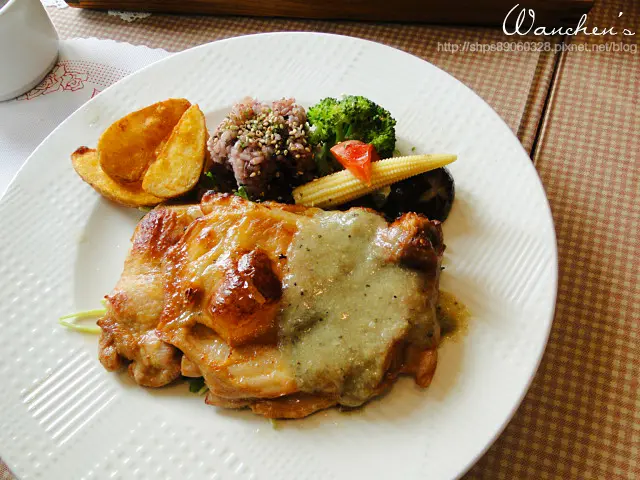 [試吃] 苗栗縣頭份儷池咖啡屋 Leisurem/擁抱自然 德國酥烤豬腳 椒鹽海魚飯 親子餐廳下午茶