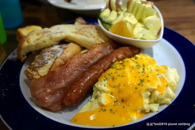 【台中東海】Mushroom 蘑菇－二訪，早午餐ｃｐ值很高，燉飯義大利麵也都表現很棒！附飲料（免服務費、樂丘對面、菜單、調酒暢飲）