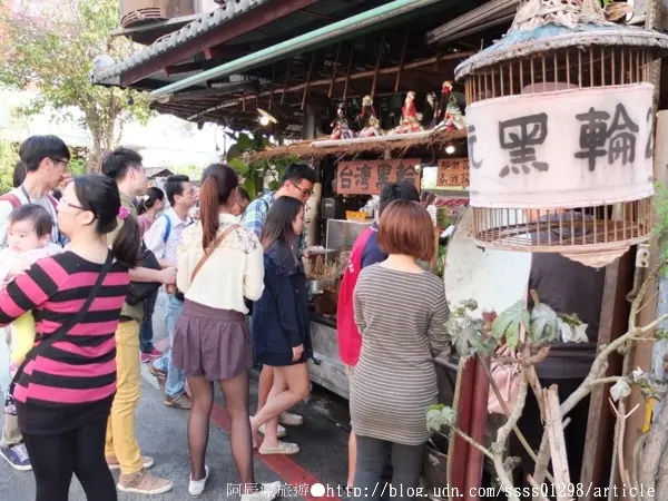【美食特搜。台南中西區】台灣黑輪。懷舊復古的店頭裝潢 一串台幣2塊錢的扛霸子黑輪串        
      