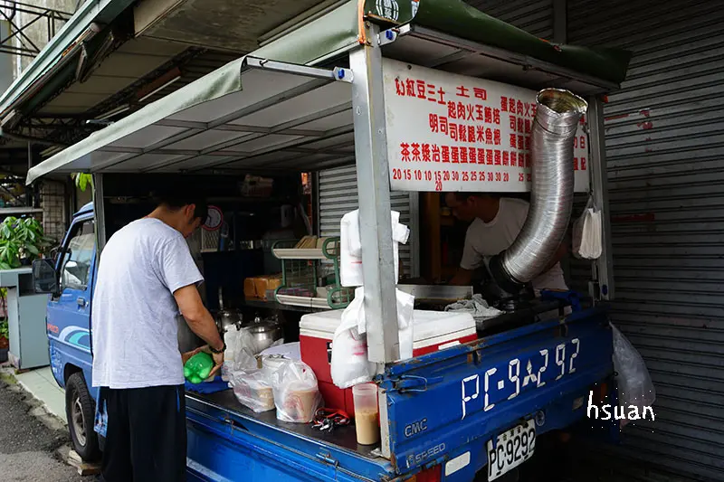 台中霧峰。朝陽科大山下早餐車