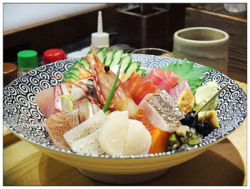 【台北】捷運市政府站。日式料理。燒物。刺身。錦壽司三店「 穗浪 Honami」壽司和食專門店。心情丼給你好心情，穗浪丼給你大滿足