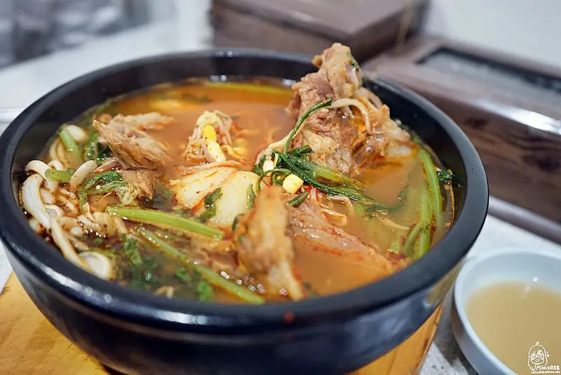 『台北。中山區』 捷運行天宮站 排隊美食 東輝韓食館-馬鈴薯排骨鍋必吃，石鍋拌飯超讚，銅盤烤肉，海鮮煎餅也不錯，是平價、份量十足的高CP值韓式料理。