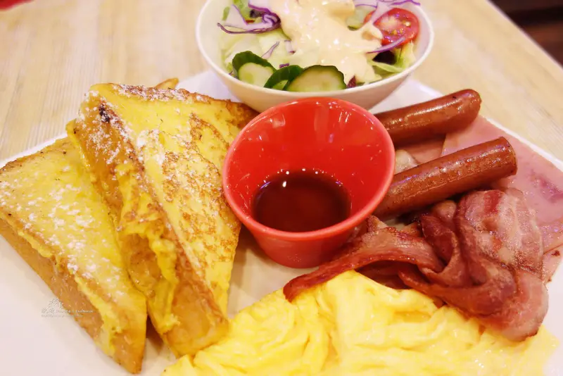 |新竹美食|鮭魚咖啡+全天候早午餐+大遠百+城隍廟+新竹威秀電影