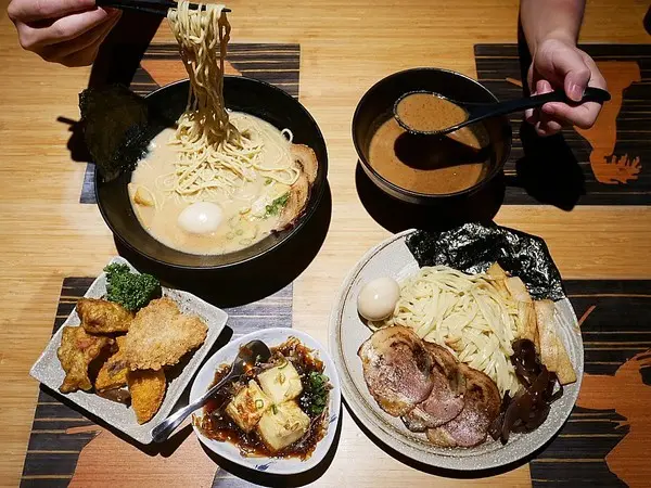 麵屋虎徹-台中逢甲日式拉麵  口味道地湯頭不死鹹  麵條客製化  更符合每個人的期待  還有高水準天婦羅必點              