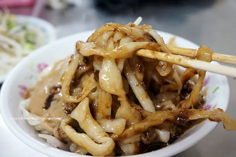 【台中清水小吃】新口味擀麵專門店 - 榕樹下的美味桿麵.滿滿的油蔥蒜泥芝麻醬.除了清水士官長擀麵的另外好選擇