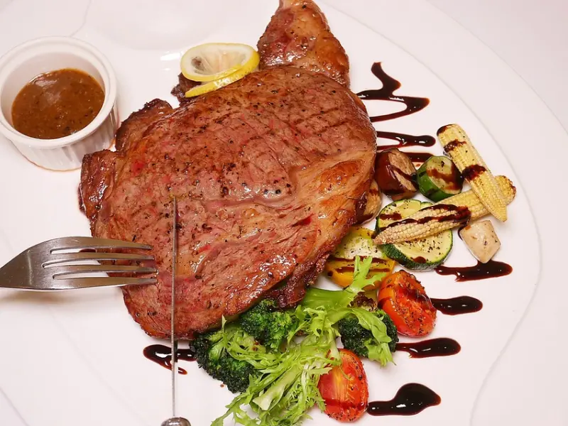 台中西餐推薦，牛排、義大利麵都是高水準，副餐精緻度不輸主食，老字號約會餐廳果然厲害-菲菲花園