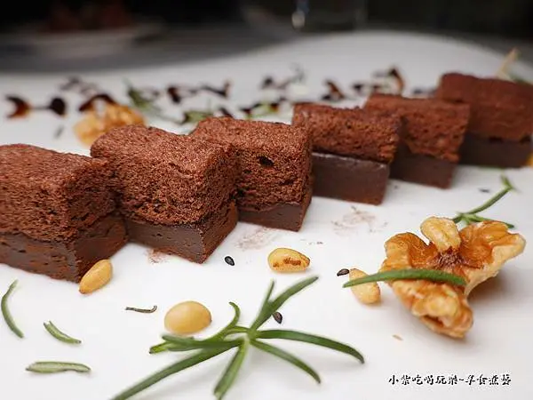 台中西屯美食【菲菲花園義式餐廳】聚餐、慶生約會餐廳/超過16年人氣西式排餐老店/牡丹套餐(16oz)美國1855Prime冷藏肋眼牛排超好吃(食記/完整菜單/停車資訊)