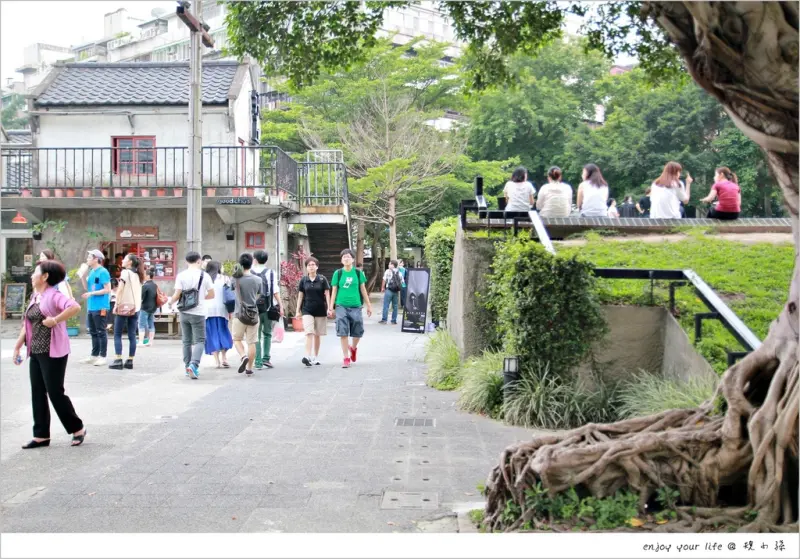 [台北] 因為【台北101/世貿站】終於來到『四四南村』，看那台北城市裡的老眷村！漫遊那老房子、小巷子之間。
