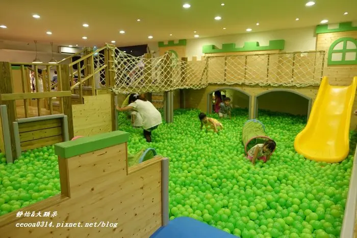 【台北親子餐廳】大樹先生的家♥超大球池 砂池 樹屋溜滑梯 設備齊全超人氣親子餐廳