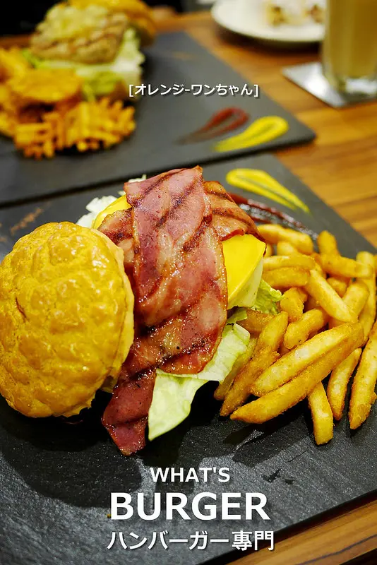 【台中散策食記】WHATS BURGER 漢堡專賣 一中商圈│北區：酥皮菠羅麵包跟漢堡攙在一起有沒有搞頭！？厚實多汁牛肉漢堡與軟嫩自然豬肉～還有酸辣雞翅也是好味大推薦