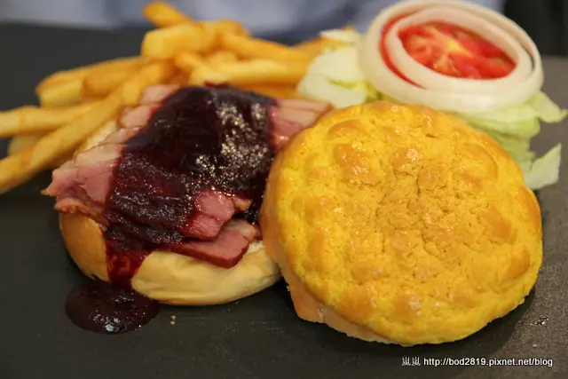 【台中北區】WHATS BURGER－獨特菠蘿麵包漢堡！牛肉香氣十足，一中巷弄美食推薦！(首頁精選)