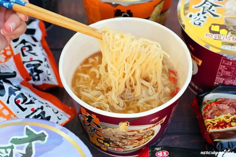 新口味燒酒雞泡麵30元有找！藥膳酒香加上Q彈細麵，小資版冬令進補，份量十足高CP值