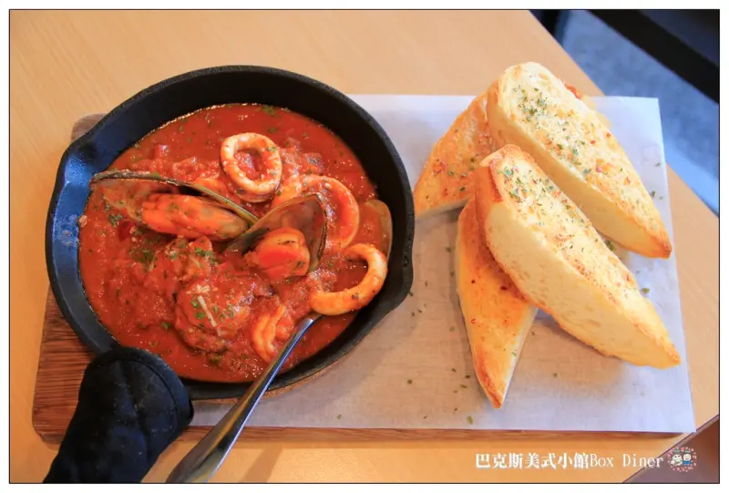 【新北市板橋】☼巴克斯美式小館Box Diner☼近板橋致理科技大學．聖誕套餐新上市．豐盛又美味的美墨料理．吃完還可以順遊新北耶誕城唷！