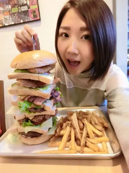 《板橋美食》巨無霸高度的無敵腹仇者三明治，可以說是小小台北101了吧!!!!