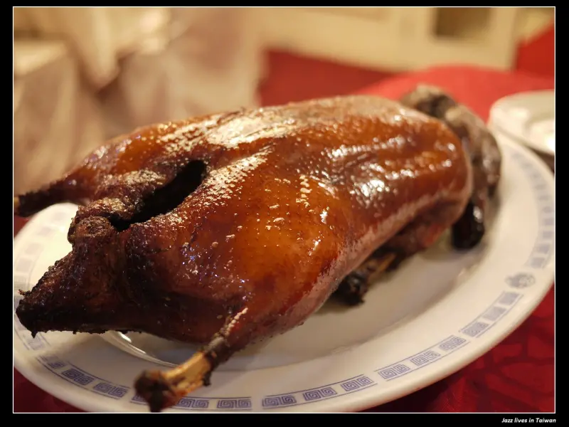 [龍都酒樓]塗上甜麵醬捲上餅包上大蔥, 烤鴨就是這麼好吃