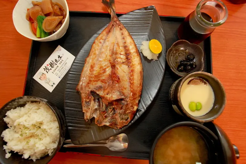 吃。高雄｜楠梓區|楠梓加工區美食。日本料理店·定食，正宗日本職人廚藝，領有日本專業廚藝相關證書「茂樹先生日本料理·定食」。