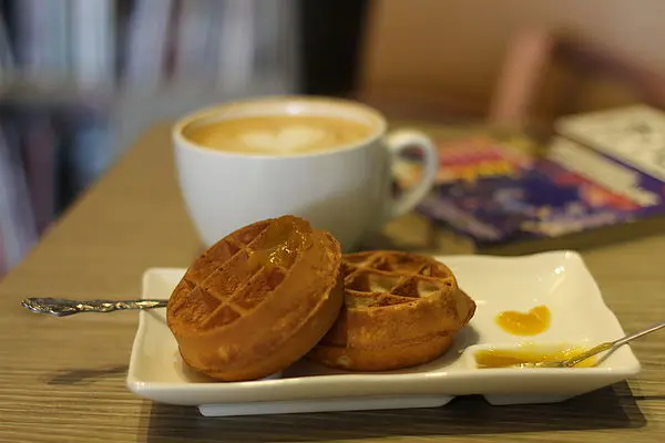 【苗栗市】文青必朝聖咖啡館!這是賣書還是賣咖啡❤More cafe磨咖啡 