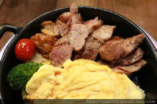 【竹北美食週記】魯道夫美式主題餐廳-Rudolph，梅花豬排鑄鐵鍋飯超好吃，半熟的歐姆蛋好迷人！戰斧豬排霸氣登場，旅行應援團推薦