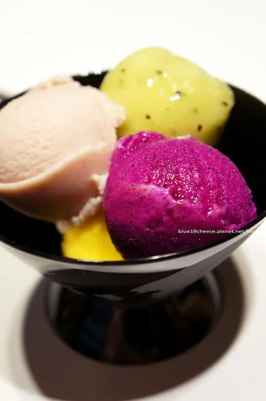 【台中冰品早午餐午茶推薦】FRajo冰淇淋 烘焙坊 - 公益路上超醒目華麗裝潢.二樓更是聊天吃午茶好地方.南瓜冰淇淋意外的對味^^