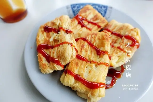 台東池上美食 ▶ 大池豆皮店 ▶ 池上在地好滋味 內行人必吃的香煎豆包及豆花 純手工的柴燒豆皮 簡簡單單的美味