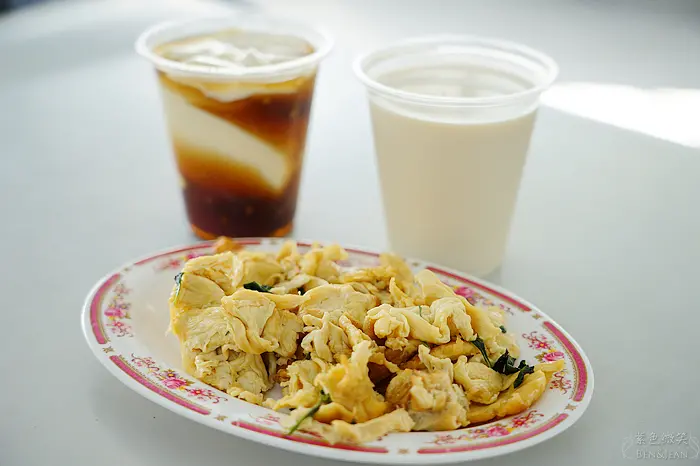 【大池豆皮店/大池豆皮豆包豆漿店】50年的老店品-嚐現做的古早味，看得到豆皮的製造過程｜台東美食小吃推薦