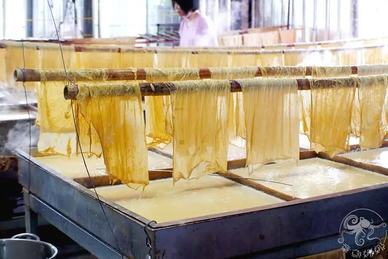 台東池上 另類早餐店【大池豆包豆皮豆漿店】在地50年老店，古法柴燒製作豆包豆皮，品嚐現做現煎的手工豆包，配上豆漿與豆花，完全是黃豆全餐的概念。