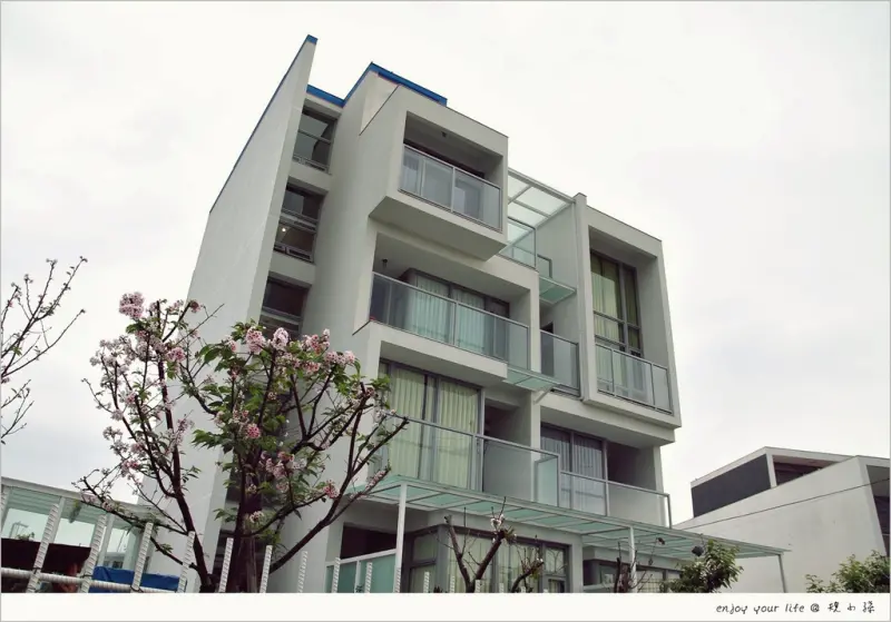 [宜蘭] 冬山河畔的面河景大陽台，讓我深深無法忘記！原來它是吳念真題名的『閒雲居』，高雅的質感像是飯店級的新館。