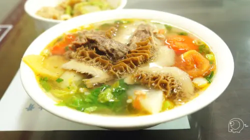 以蔬果為湯底的牛肉麵 還滿合味的哦-老品家牛肉麵@捷運劍潭站@士林